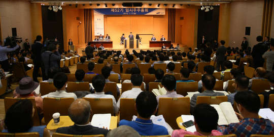 '만석' 제일모직 임시 주주총회  17일 오전 서울 중구 태평로 2가 삼성생명 빌딩에서 제일모직 임시 주주총회가 열리고 있다. 이날 총회에서 삼성물산과의 합병계약서 승인의 건은 만장일치로 통과됐다.